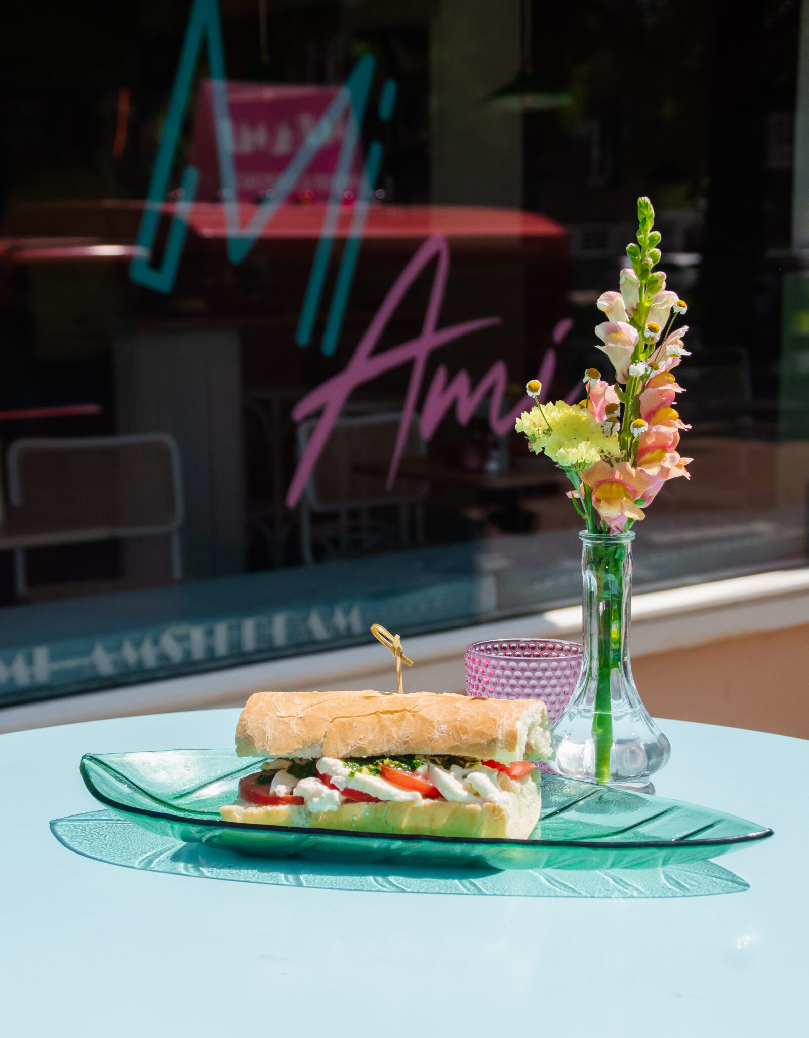 Verjaardag vieren in Amsterdam-West met een heerlijke Spaanse lunch op het zonovergoten terras van Mi-Ami